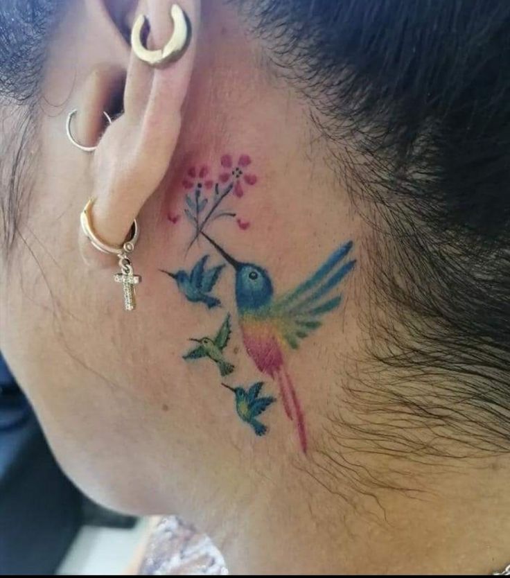 tattoo chim rái cá ở sau tai