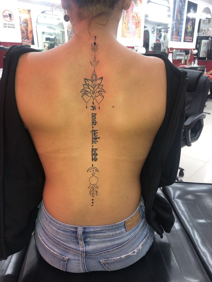 tattoo chữ phạn ở sau lưng cho nữ