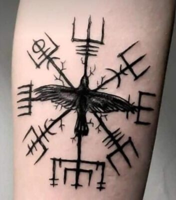 tattoo chữ rune như mối liên kết vạn vật trong vũ trụ