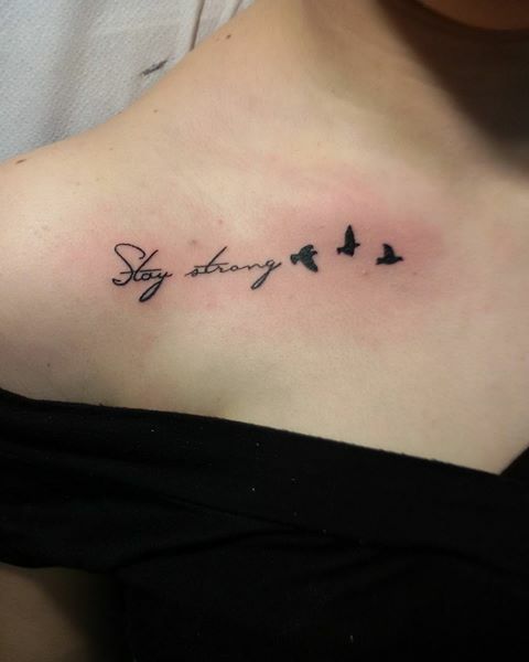 tattoo chữ stay strong ở xương quai xanh