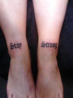 tattoo chữ strong độc đáo ở chân