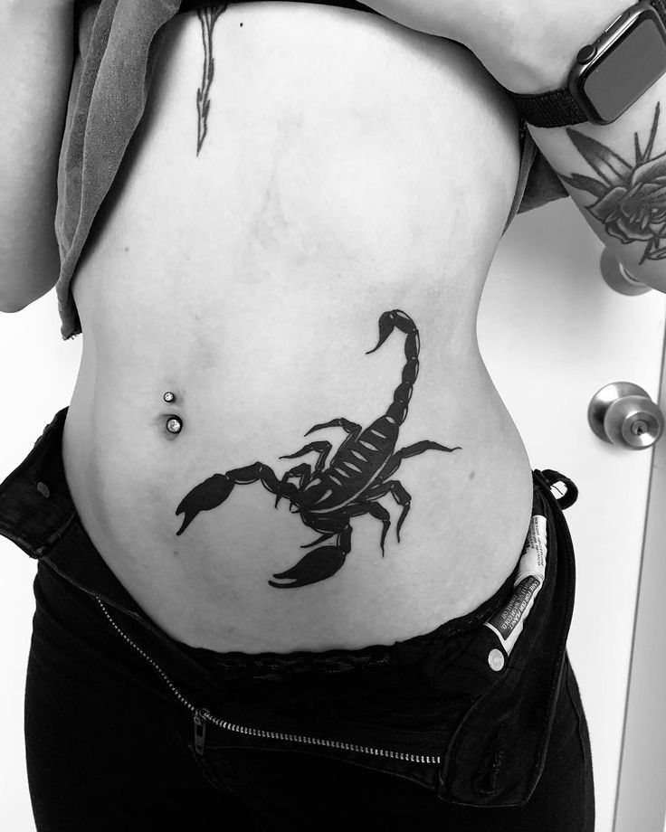 tattoo con bọ cạp ở bụng độc đáo