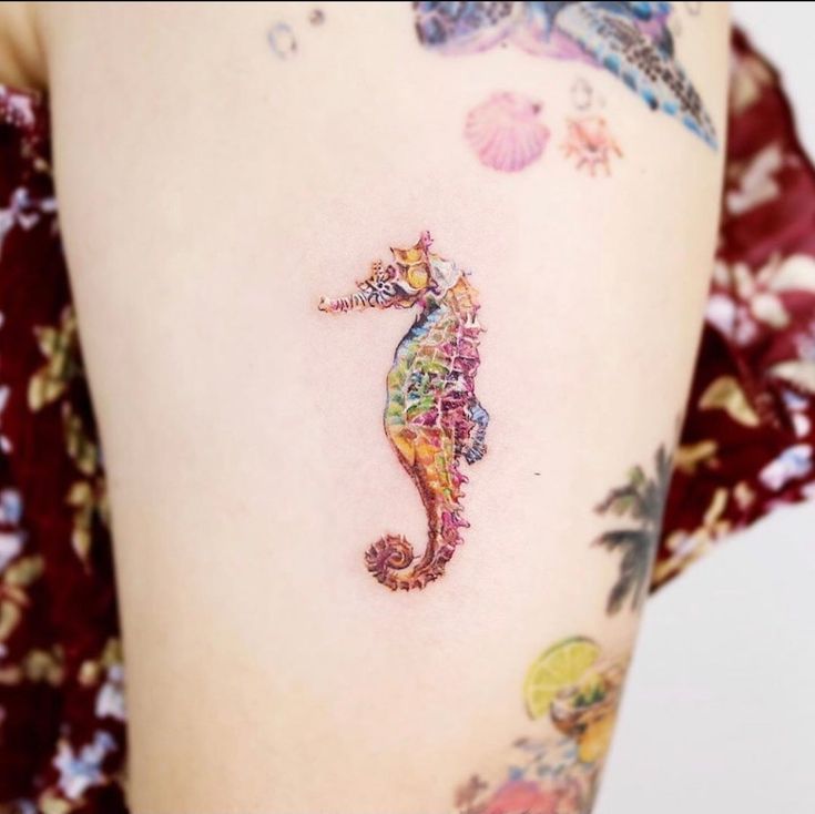 tattoo con cá ngựa đầy màu sắc