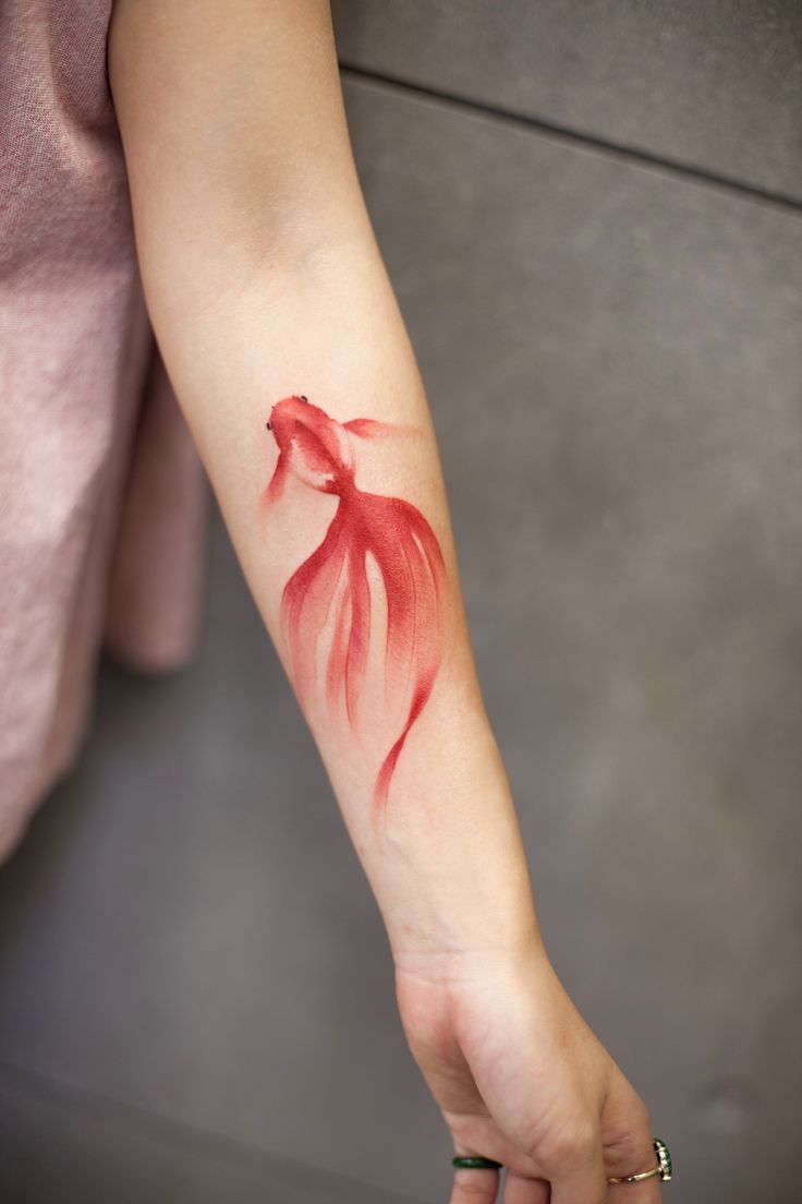 tattoo con cá ở cẳng tay