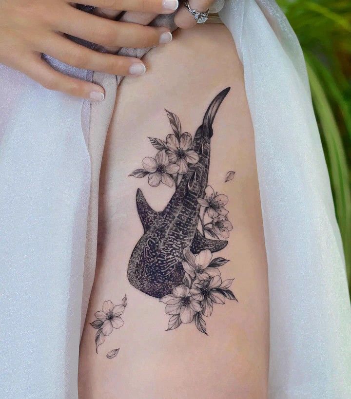 tattoo con cá và bông hoa cực đẹp