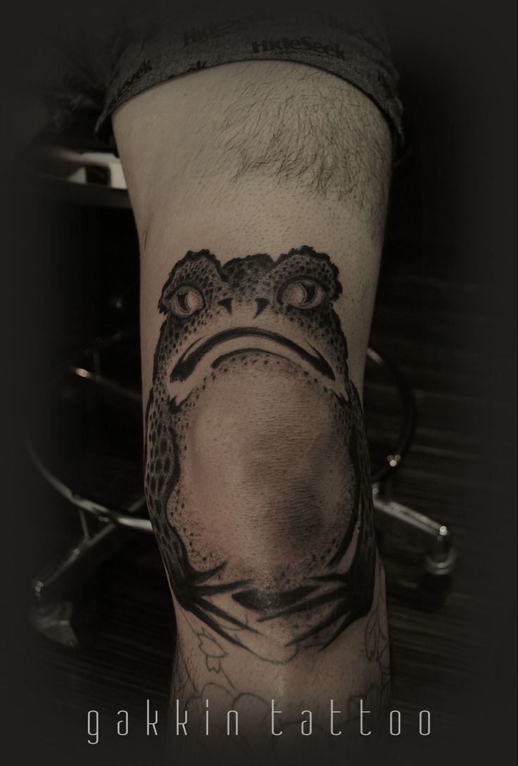 tattoo con ếch độc lạ ở đầu gối