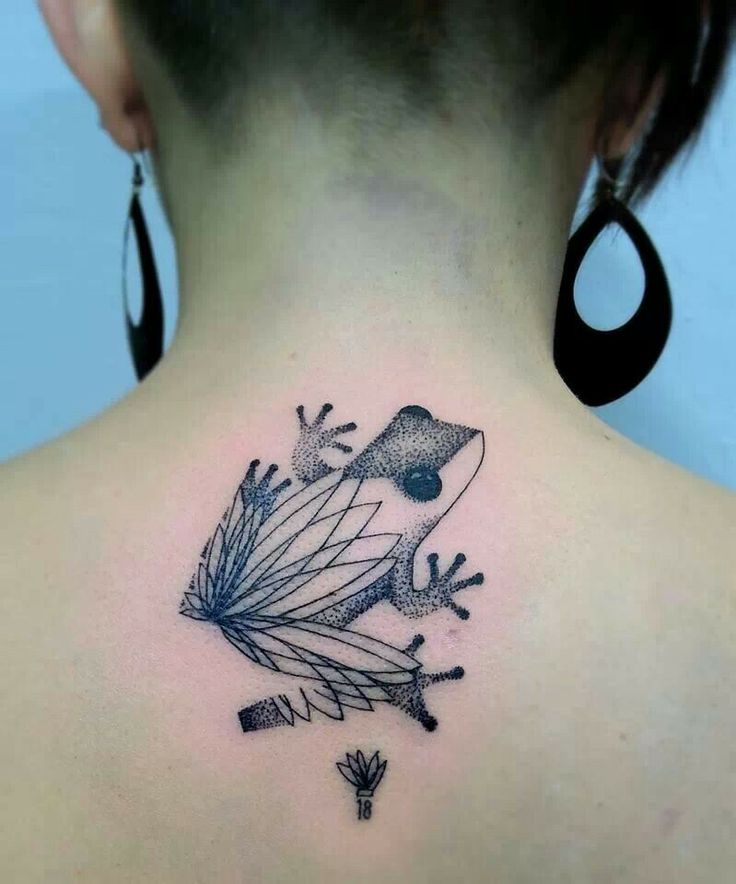 tattoo con ếch ở sau gáy