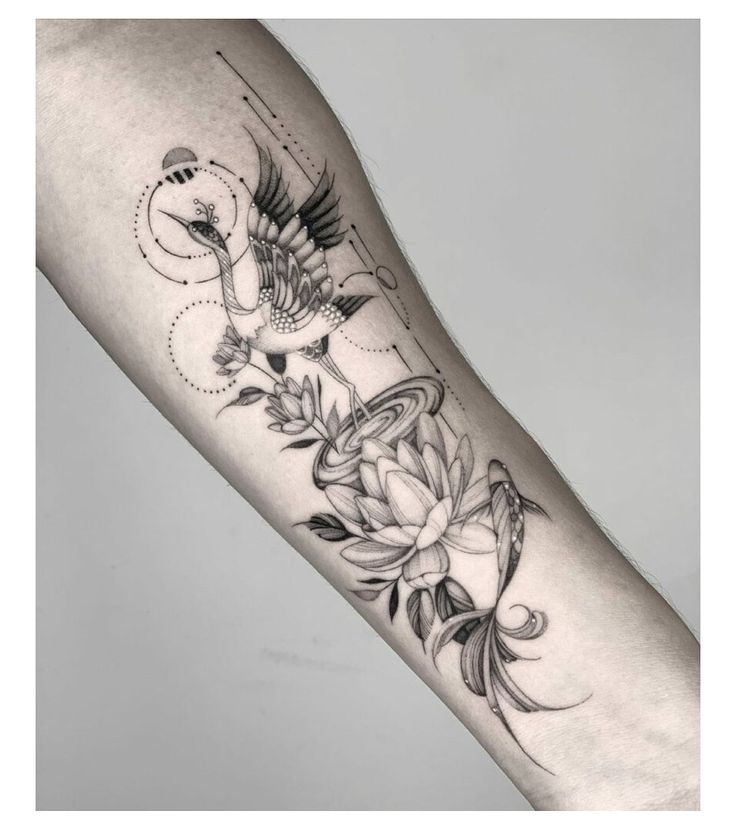 tattoo con hạc đứng trên đài sen