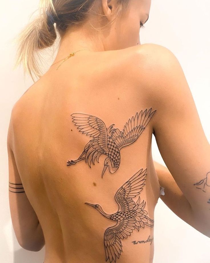 tattoo con hạc ở bên lưng cực chất