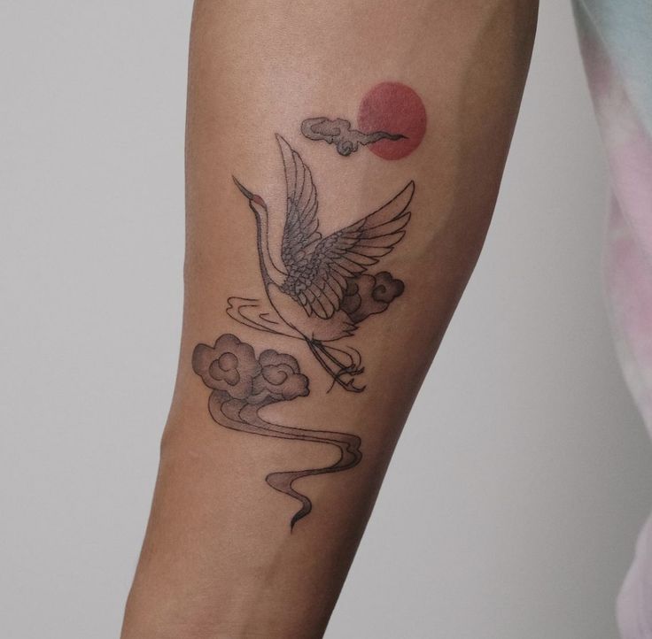 tattoo con hạc ở cẳng tay