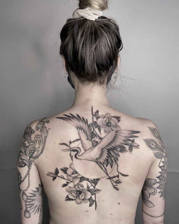 tattoo con hạc ở lưng cho nữ