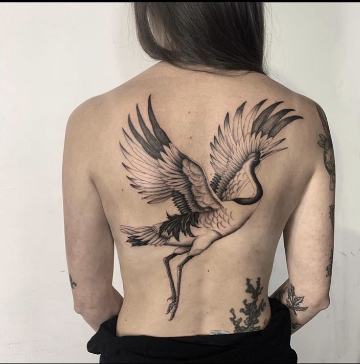 tattoo con hạc ở lưng cực chất