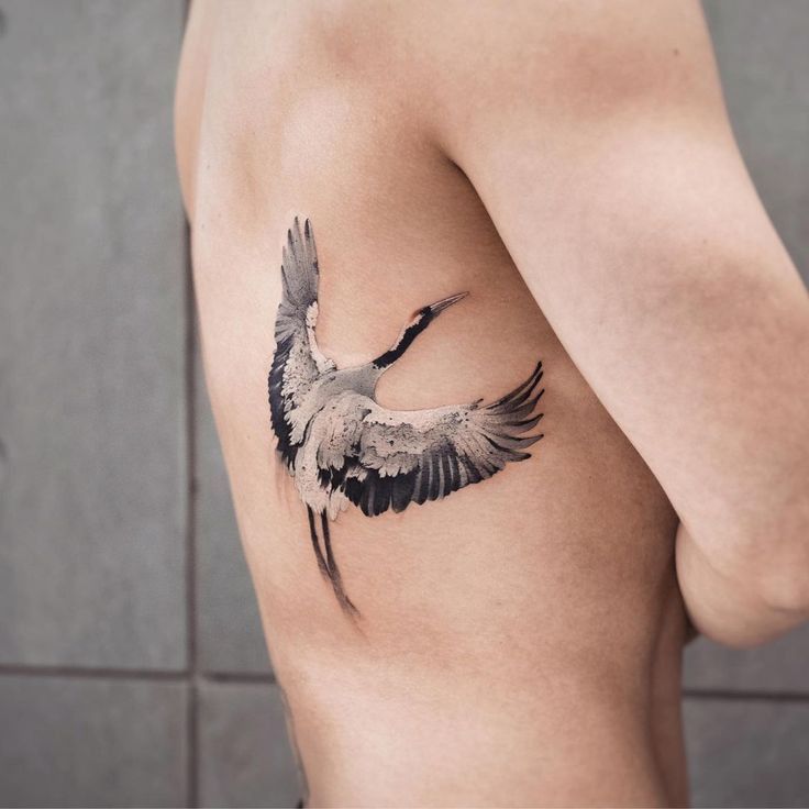 tattoo con hạc phía bên hông cực chất