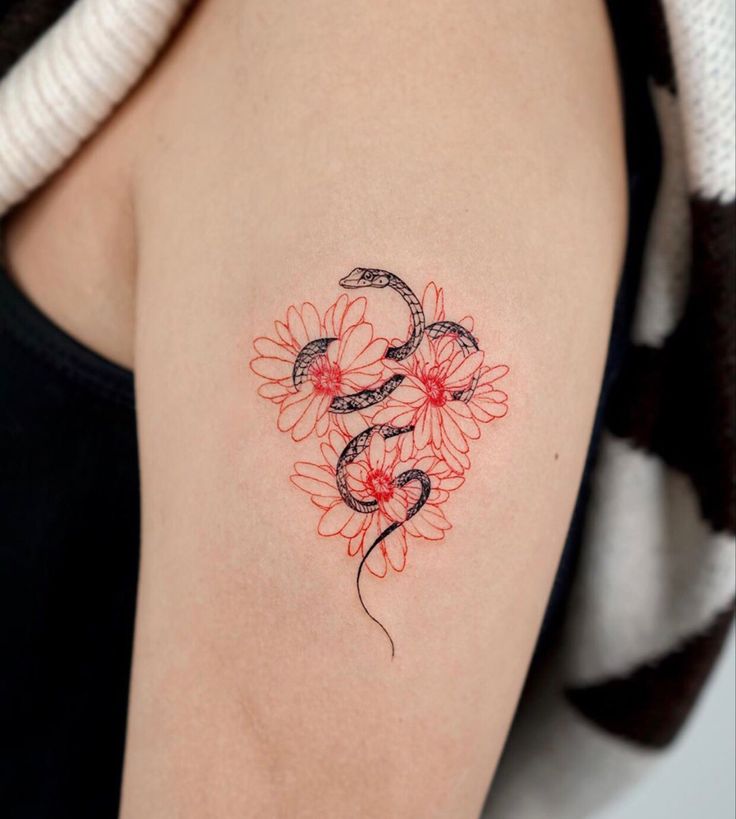 tattoo con rắn bên cánh hoa cực nghệ