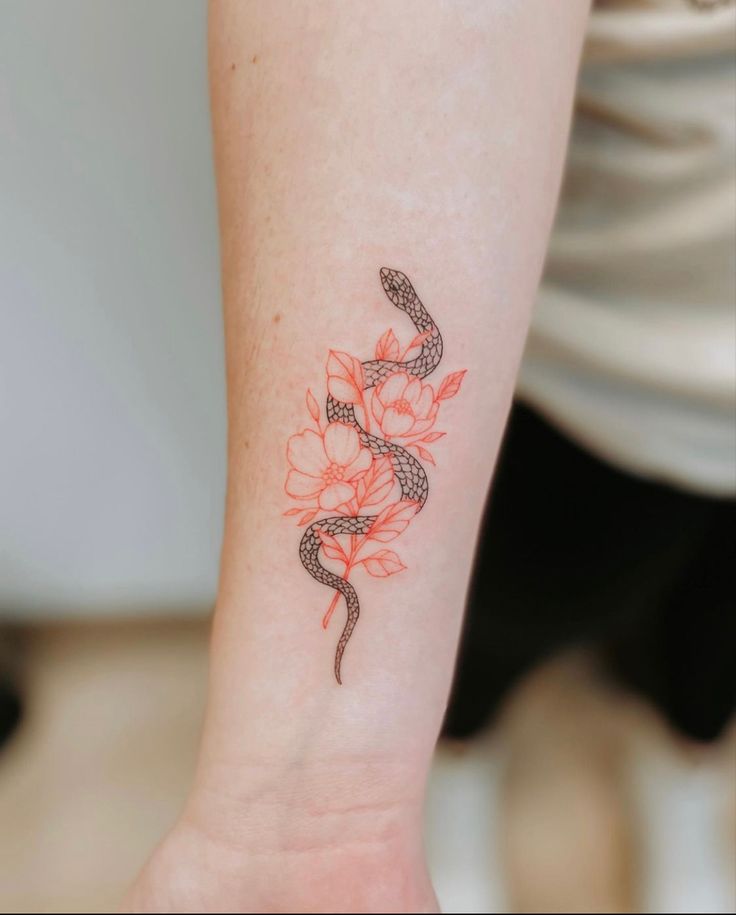 tattoo con rắn cực đẹp ở cổ tay