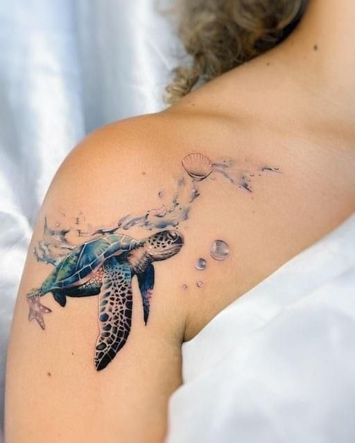 tattoo con rùa ở vai đầy sống động