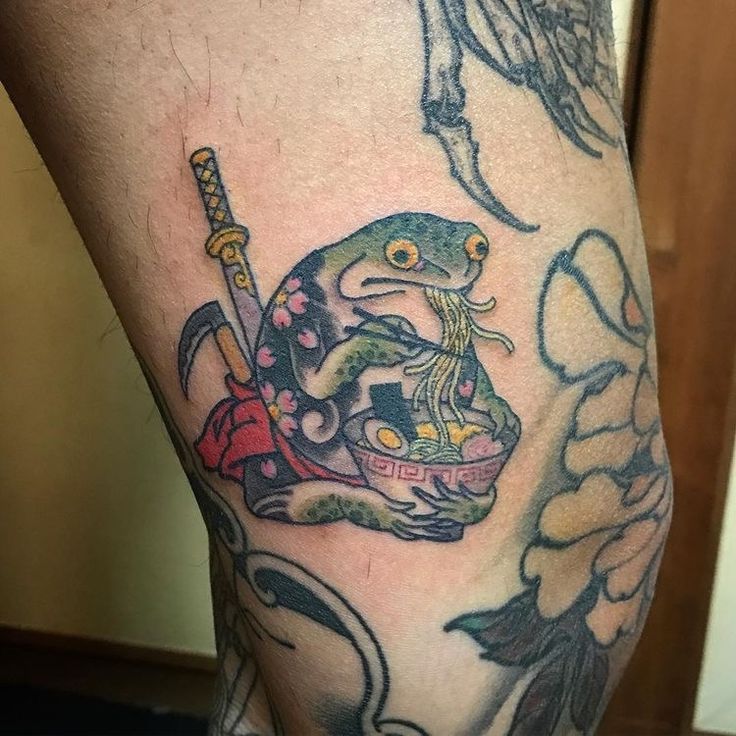 tattoo ếch đang ăn khá hài hước