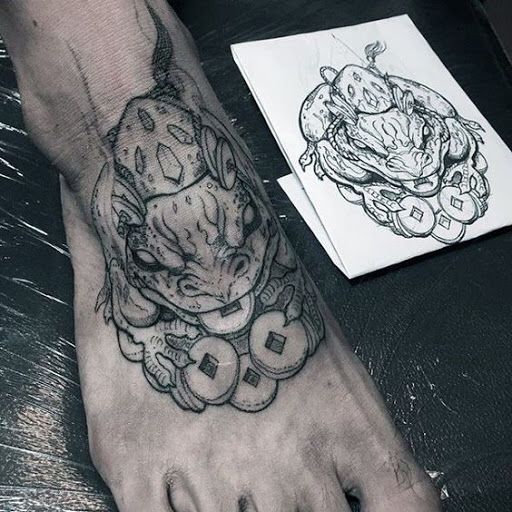tattoo ếch ngậm tiền cực đẹp ở chân
