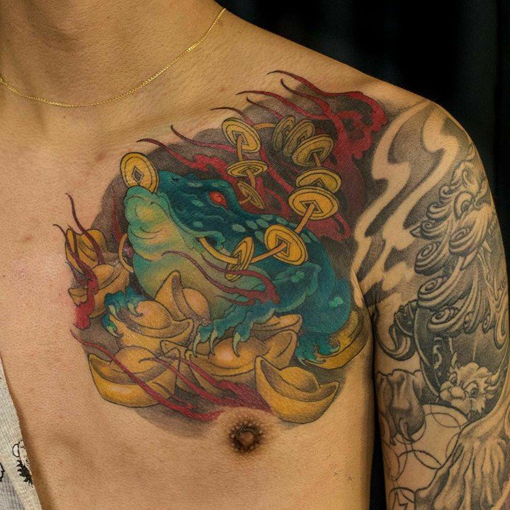 tattoo ếch thần tài cực chiến ở ngực