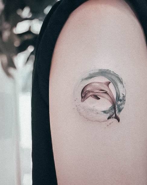 tattoo hình cá heo siêu đẹp ở bắp tay