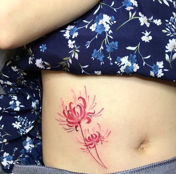 tattoo hoa bỉ ngạn nổi bật trên bụng