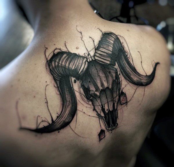 tattoo mẫu dê phong cách độc đáo trên lưng