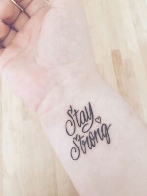 tattoo nghệ thuật ở cổ tay chữ strong