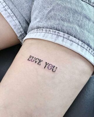 thể hiện sự cá tính với mẫu tattoo chữ ở đùi