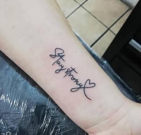 thu hút ánh nhìn với mẫu tattoo chữ stay strong