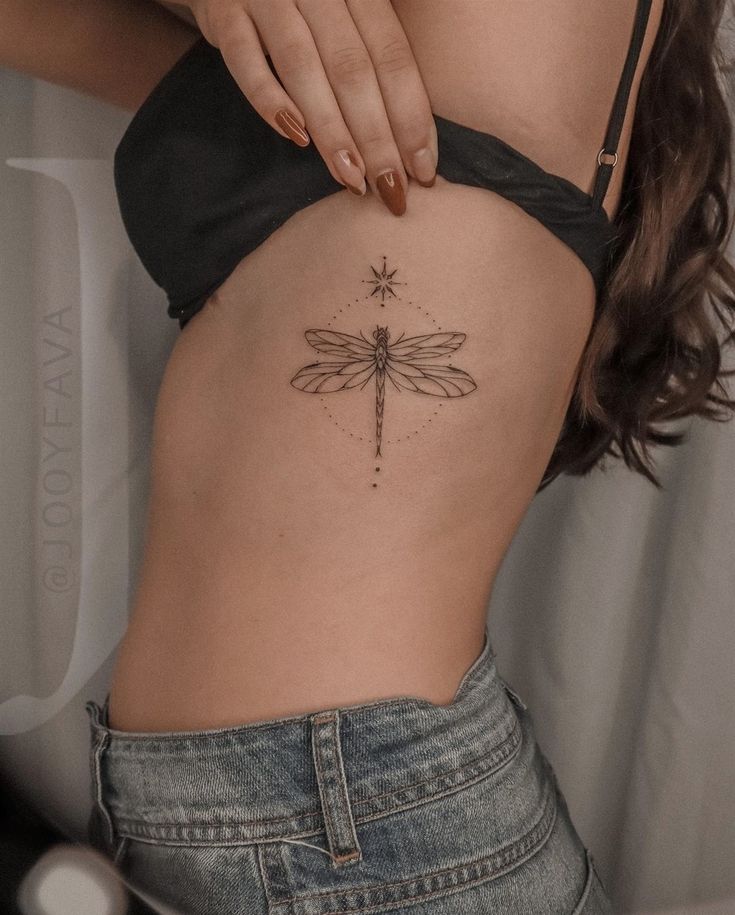 thu hút ánh nhìn với mẫu tattoo chuồn chuồn của nữ