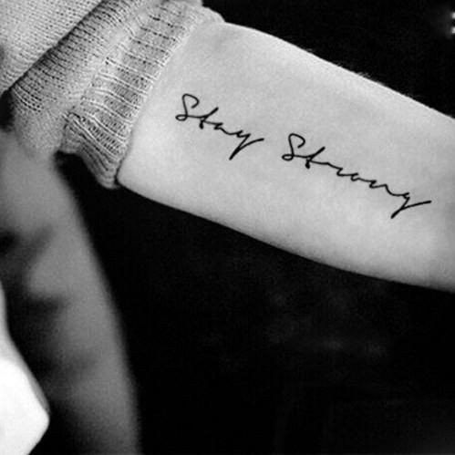 xăm cẳng tay mẫu chữ stay strong