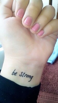 xu hướng xăm chữ be strong của giới trẻ