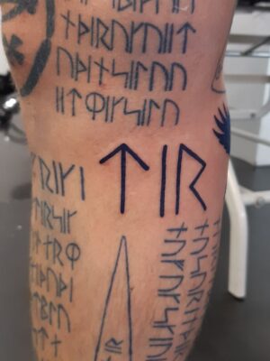 ý tưởng tattoo bảng cổ ngữ rune trên chân