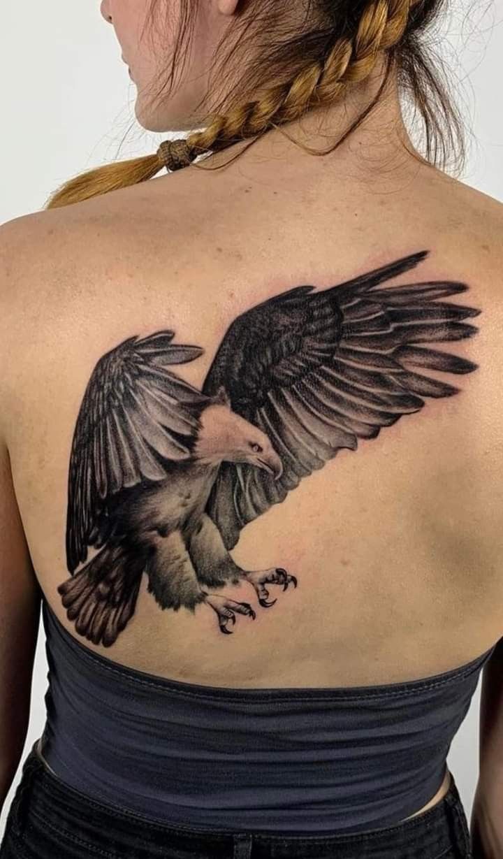 ý tưởng tattoo chim đại bàng sau lưng cho nữ