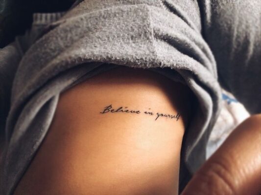 ý tưởng tattoo chữ believe in yourself ở mạn sườn