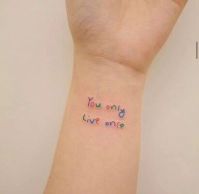 ý tưởng tattoo chữ cực dễ thương ở cổ tay