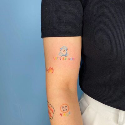 ý tưởng tattoo chữ nhiều màu kèm họa tiết cute