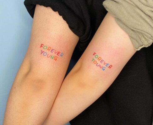 ý tưởng tattoo chữ nhiều màu với bạn thân