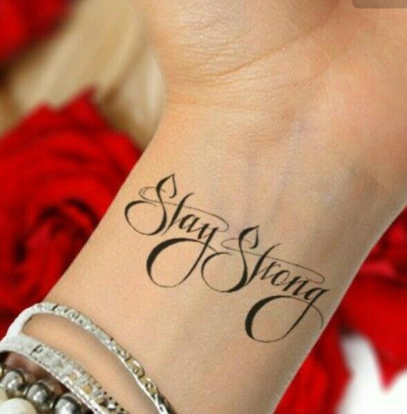 ý tưởng tattoo cổ tay mẫu chữ stay strong