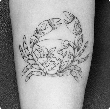 ý tưởng tattoo con cua kết hợp hoa lá