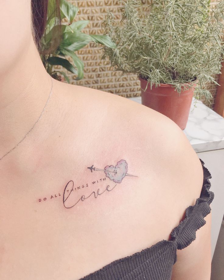 ý tưởng tattoo xương quai xanh mẫu chữ về tình yêu