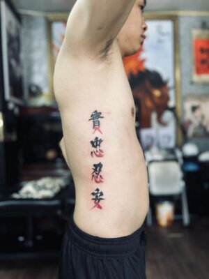 tattoo chữ dọc eo